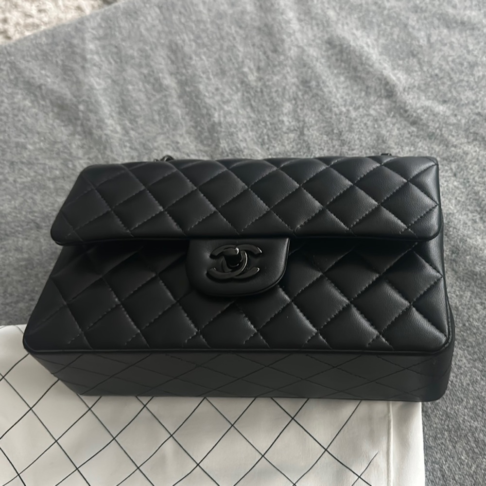 CHANEL Black Quilted Shoulder Bag with Iconic CC Closure